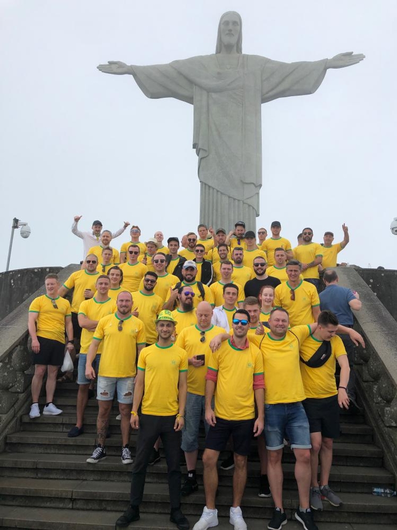 Kollegor i Brasilien framför staty