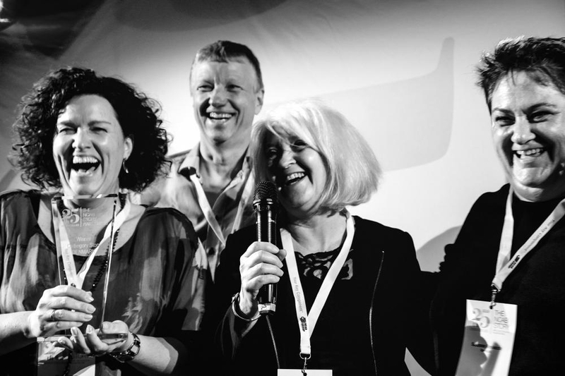 Global konferens i Baltikum med fyra medarbetare som skrattar