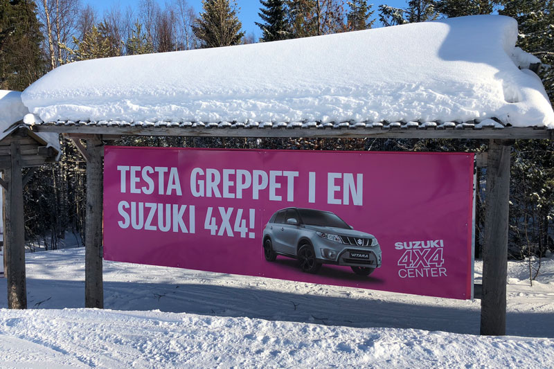 Reklamskylt för Suzuki i fjällen